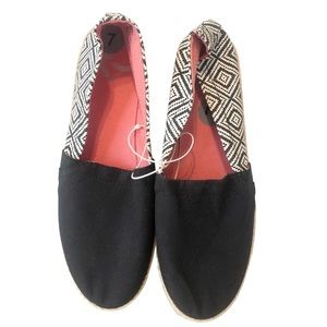 Report Siracha Burlap Canvas Woven Slip on Shoes - (NWOT)